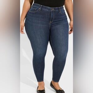 Torrid premium stretch sky high skinny jeans size 22 Lightly worn look brand new